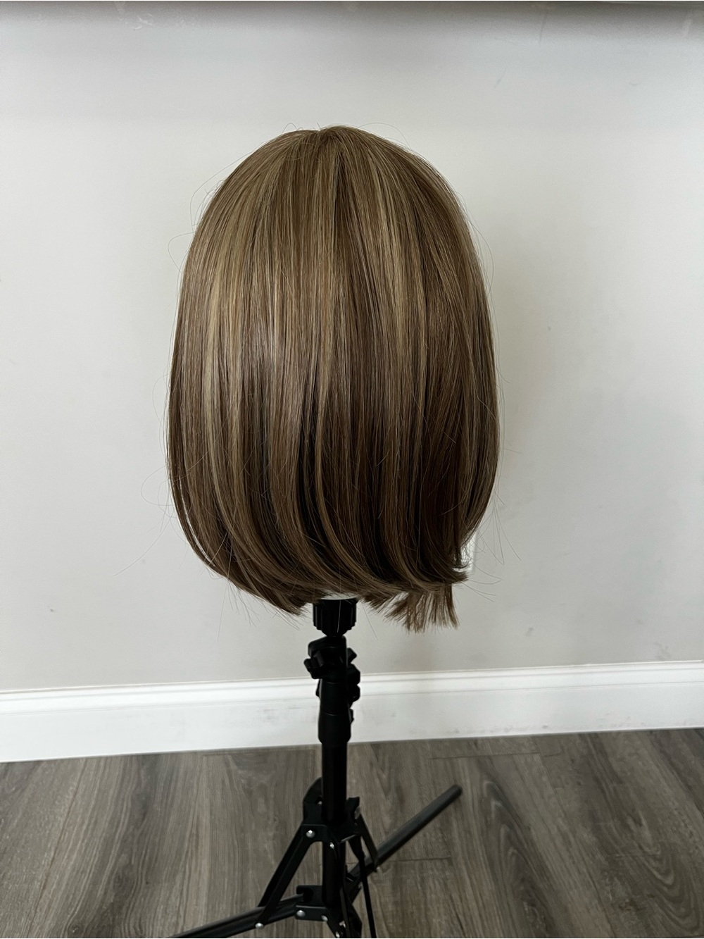 15โ Light Brown with blonde highlights Synthetic Wig - Picture 5 of 16